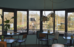 904102 Interieur van het restaurant Mevrouw Peer (Eykmanlaan 1250) te Utrecht, gevestigd in het voormalige seinhuis van ...